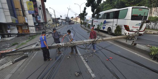 Ditabrak angkot, tiang listrik roboh hingga tutupi jalan di Ciputat