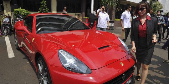 Ferrari milik Roro Fitria ternyata bodong