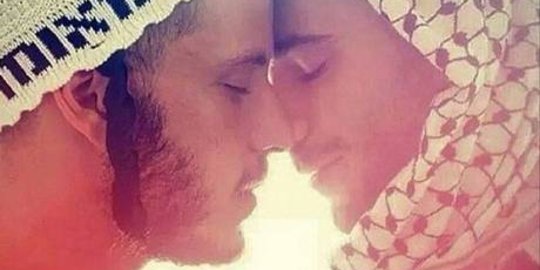 Madonna pajang foto pria muslim dan Yahudi hampir berciuman
