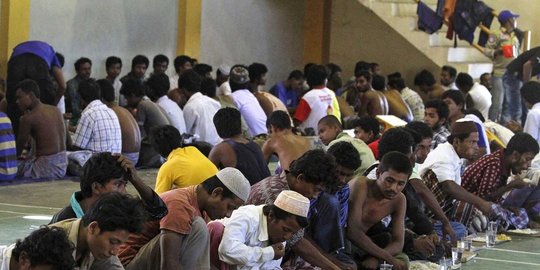 diatas kapal pengungsi rohingya lompat ke air