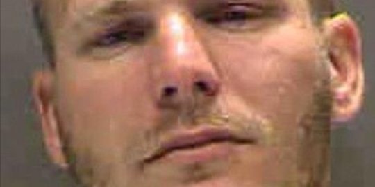 Rampok pandir habis beraksi malah tidur di sofa rumah korbannya