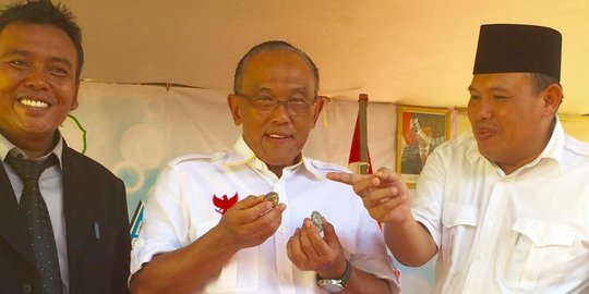 Menang di PTUN, Ical dihadiahi batu akik bulu macan dari Cilacap