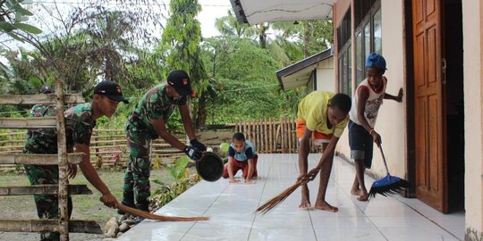 Kompaknya TNI dan anak-anak Papua benahi SD Inpres