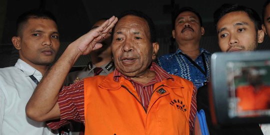 Diperiksa KPK, tersangka kasus PLTA Papua nyanyi Bendera Merah Putih