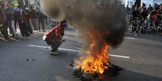 Demo turunkan Jokowi ricuh, mahasiswa bakar ban di depan Istana