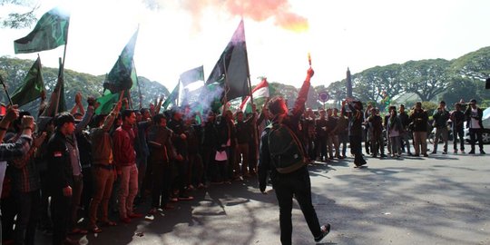 Harkitnas, massa geruduk Balai Kota Malang kritik Jokowi