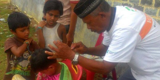 Tak dibayar, Razali tulus cukur rambut anak pengungsi Rohingya