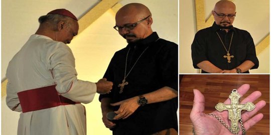 Bukan Katolik, Andy Noya nangis dapat salib dada dari Uskup Agung