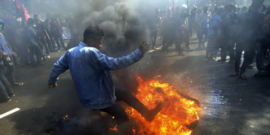 Tuntut Jokowi-JK mundur, mahasiswa bakar ban di Istana