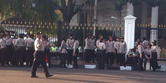 Polwan berjilbab ikut amankan demo Harkitnas di Istana