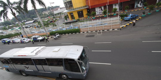 Bagian mesin Transjakarta keluar asap, penumpang panik