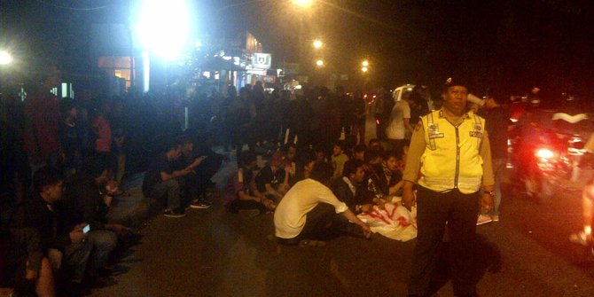 Demo malam-malam, mahasiswa IISIP macetkan Lenteng Agung