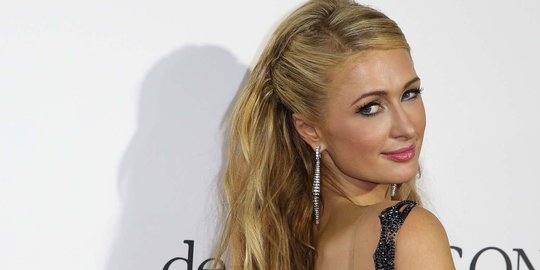 Seksinya Paris Hilton berbalut gaun transparan di Festival Cannes