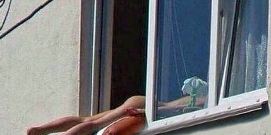 jendela perempuan austria bikin kacau lalu lintas rev2