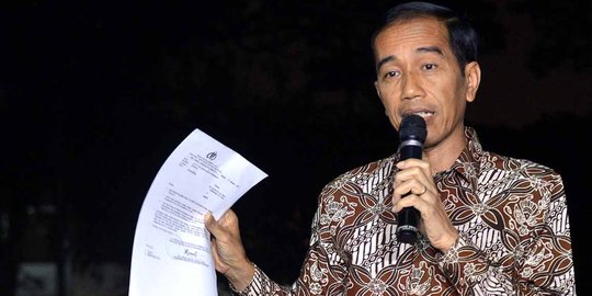 Blusukan ke Malang, Jokowi bagikan kartu sakti dan sepeda