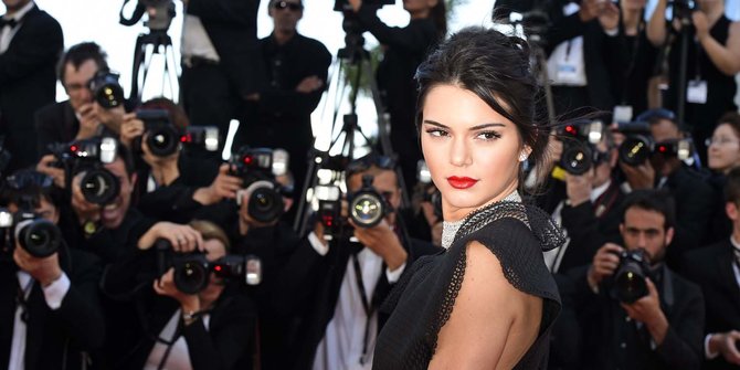 Bergaun hitam, Kendall Jenner cantik mempesona di Festival Cannes