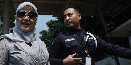 Berkacamata hitam ke KPK, Cici 'Tegal' diperiksa soal korupsi Alkes