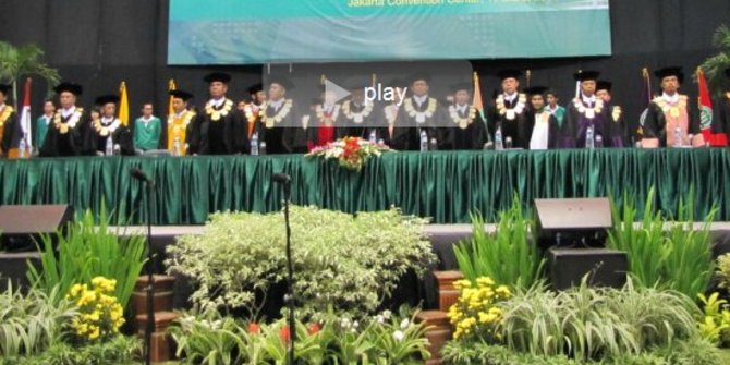 Hebat, pembantu di Semarang lulus kuliah dengan IPK 