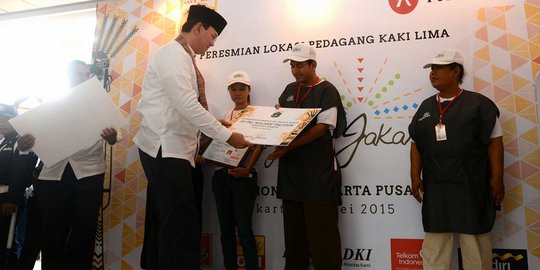 Resmikan Lenggang Jakarta, Ahok beri penghargaan 50 PKL