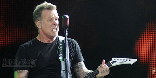 Frontman Metallica cover lagu Adele bareng anaknya