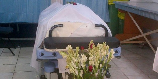 Nyanyi Darah Juang, rekan menangis saat jasad Jopi akan diautopsi