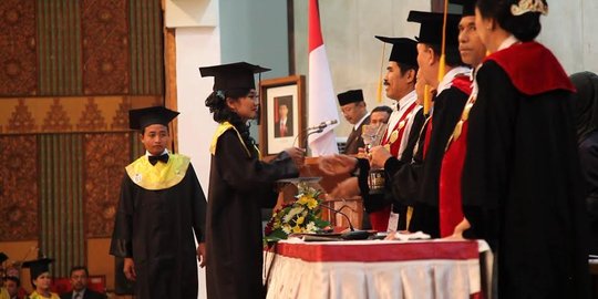 Hinaan jadi motivasi PRT cantik di Semarang lulus kuliah 'cumlaude'