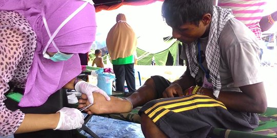Tim medis Aceh rawat pengungsi Rohingya yang sakit