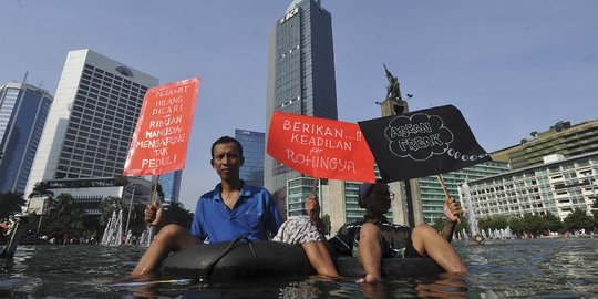 Aksi simpatik untuk Rohingya, relawan cebur diri di kolam HI