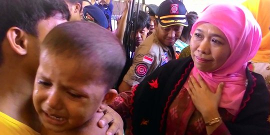 Gendong anak yatim-piatu etnis Rohingya, Mensos berurai air mata