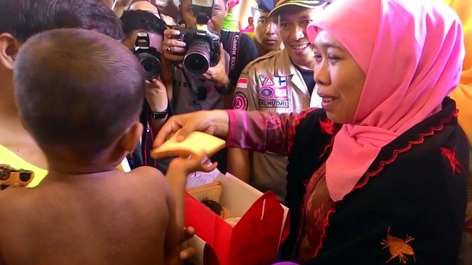 menteri khofifah sambangi pengungsi rohingya