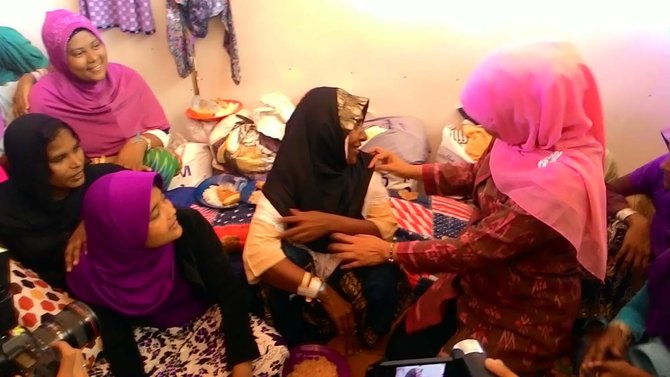 menteri khofifah sambangi pengungsi rohingya