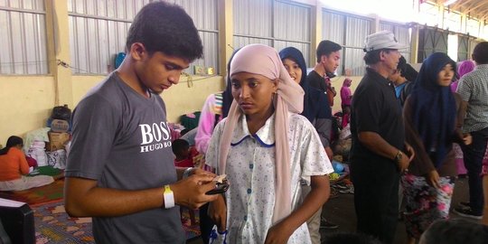 Cerita pengungsi tampan Rohingya dapat HP dari seorang dokter