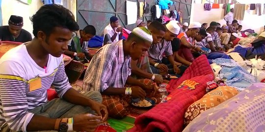 Lahapnya para pengungsi Rohingya saat makan nasi di pengungsian