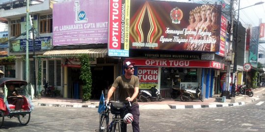 Petualang sepeda dunia kaget lalu lintas Indonesia semrawut