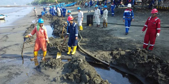 Fasilitas bongkar muat minyak Pertamina bocor, cemari pantai Cilacap