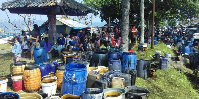 Nelayan Cilacap terpaksa ambil ikan mati tercemar minyak Pertamina