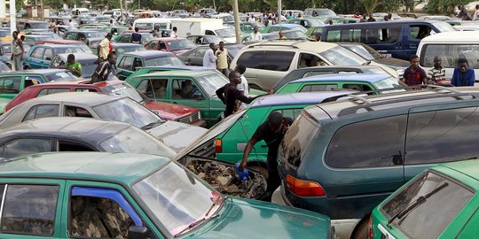 Beginilah kondisi antrean SPBU di Nigeria bila stok BBM langka