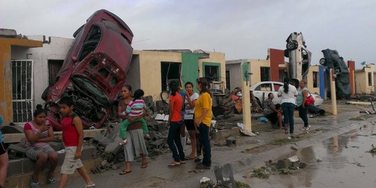 Dahsyatnya terjangan tornado di Meksiko bikin mobil beterbangan