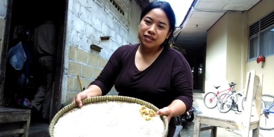 Cerita Rahayu masak beras yang diduga plastik tak kunjung matang