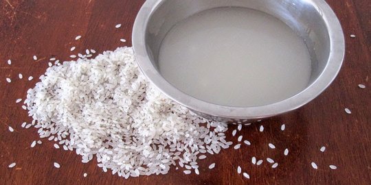 Jangan dibuang, ini 6 khasiat menakjubkan dari air cucian beras!