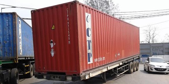 Lepas dari truk, kontainer melintang di jalan bikin macet 3 km
