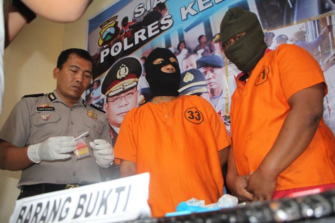 deni agus dan yudi kurniawan diamankan petugas