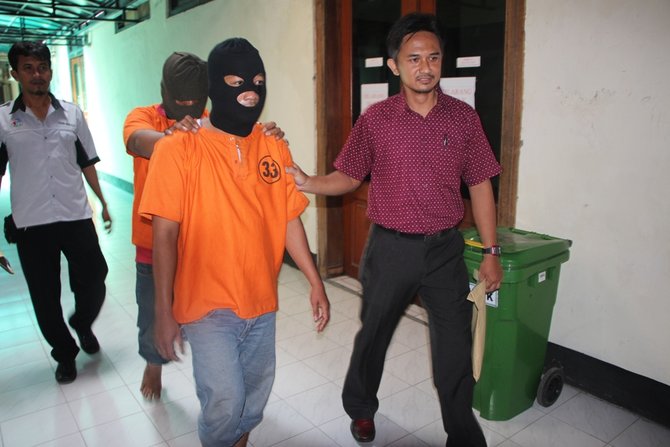 deni agus dan yudi kurniawan diamankan petugas