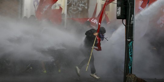 Sadis, mahasiswa ini kritis usai ditembak polisi dengan water canon