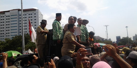 Utus Mensesneg temui demonstran, Jokowi kabulkan tuntutan APDESI