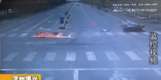 [Video] Ditabrak mobil hingga motor terbakar, pria ini selamat