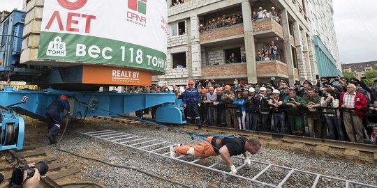 Luar biasa, pria ini tarik crane tower seberat 118 ton