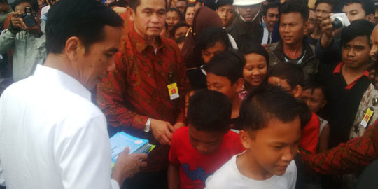Kunjungi Manado, Jokowi bagi-bagi buku kepada siswa di jalan