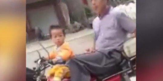 Bayi ajaib ini bisa kendarai motor kopling boncengkan kakeknya