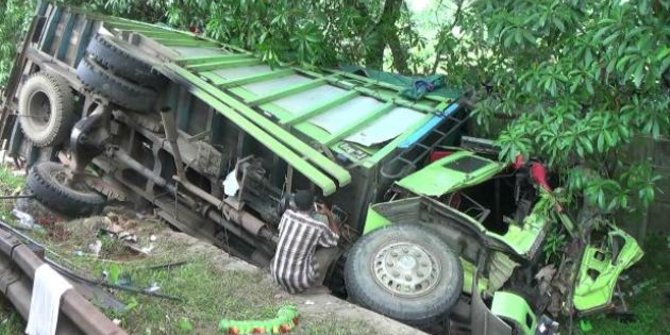  Dump  truk  terbalik 17 siswa sekolah tewas merdeka com